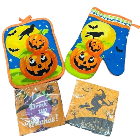 𝅺halloween items. Oven mitt. Pot holder. Two packs of 20 napkins. - Picture 1 of 5